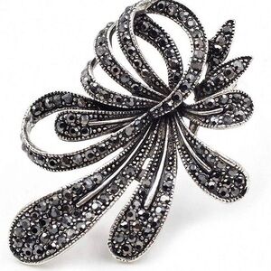 Elegant Silver and Black Women's Jewelry Piece Metal Bade